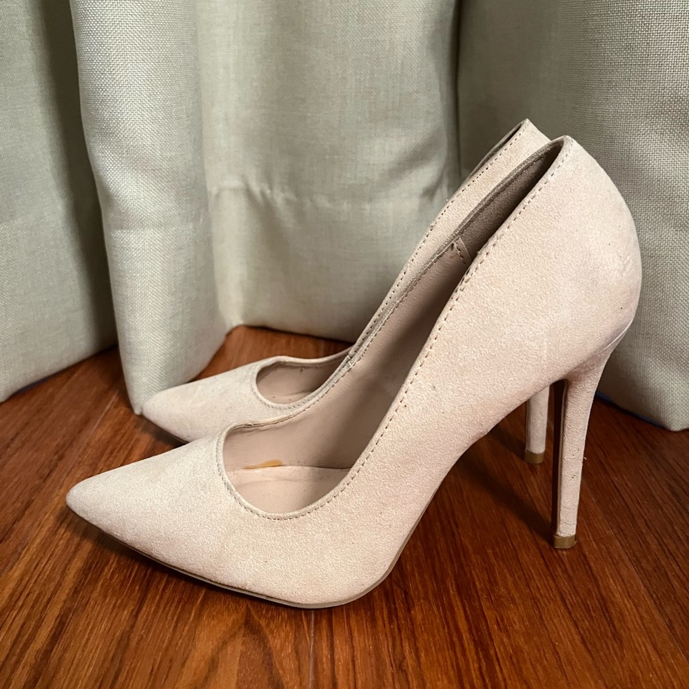 Nude Pumps